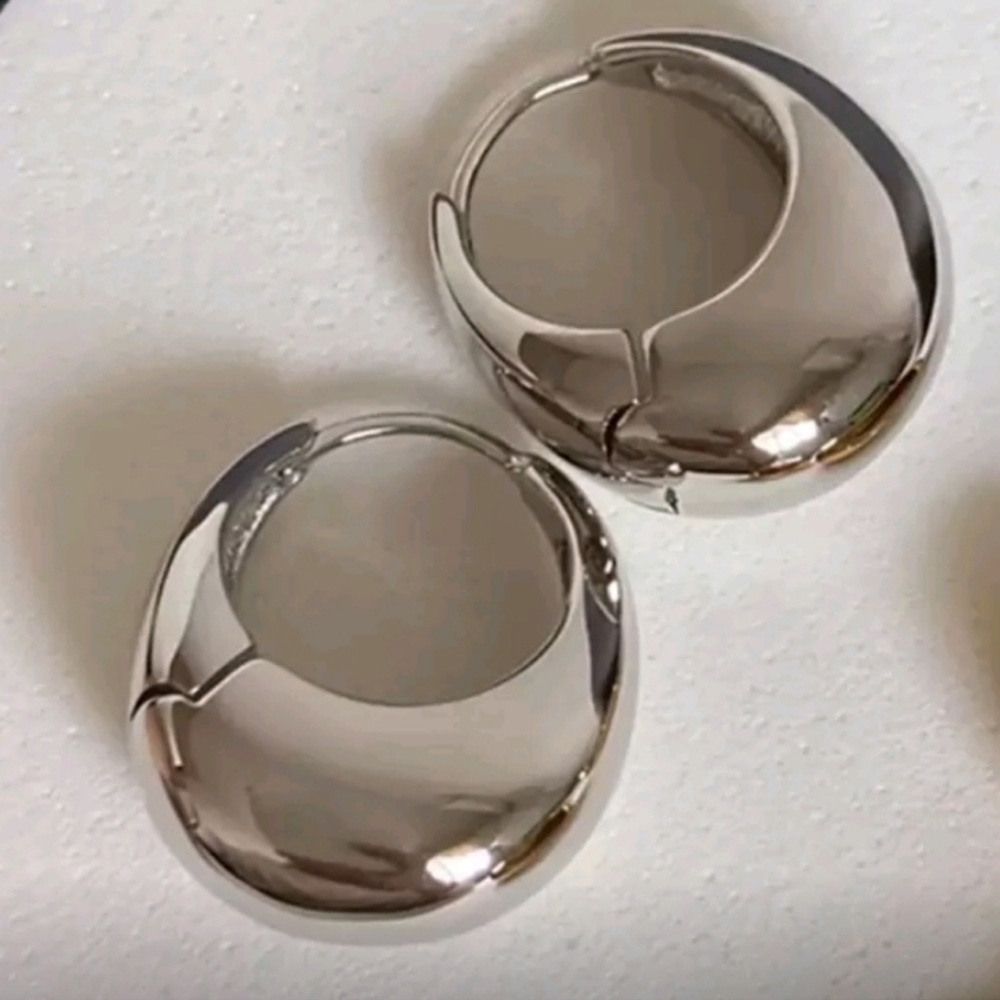NEW! Antropologie Silver Plated Minimalist Chunky Graduated Huggie Hoop Earrings